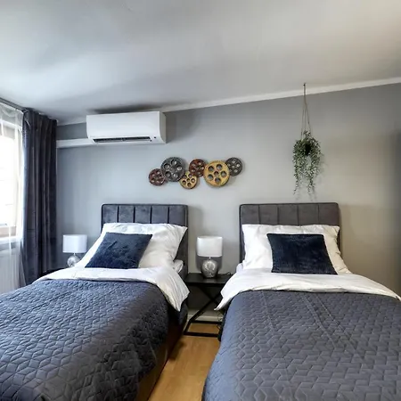 Spacious Old Town Loft For 6 Bratislava Exterior photo